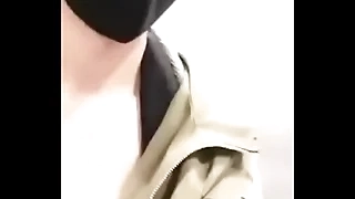 Garoto picayune banheiro público