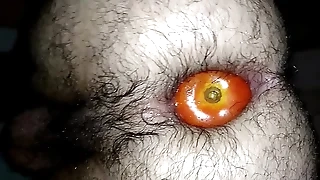 Enfiando um tomate enorme not much meu cuzinho peludo